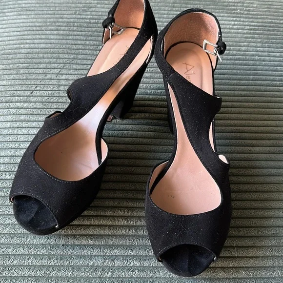 Suede Heels 🔥 - Picture 2 of 9